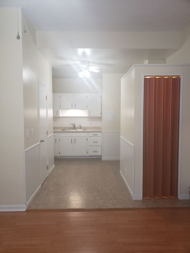 Building Photo - 1215 W Berry St - (triplex)