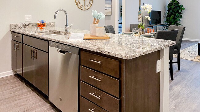 Cocina moderna con encimeras de granito. - Latitude 41