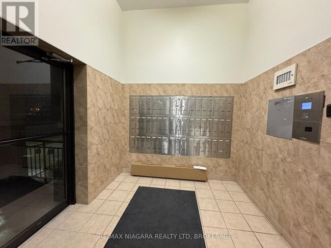 Photo du bâtiment - 242 Oakdale Ave