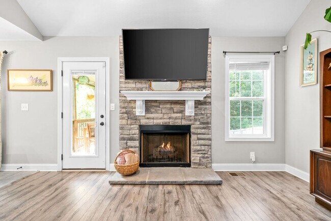 Foto del edificio - Fish, Swim or Canoe from your backyard! Beautiful 3 bed 2 bath with large Fenced in backyard!