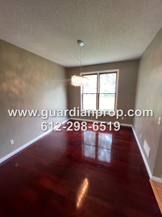 Foto del edificio - Woodbury House Available July 1, Gleaming Hardwood Floors, Fireplace, Lower Family Room, Fenced Yard