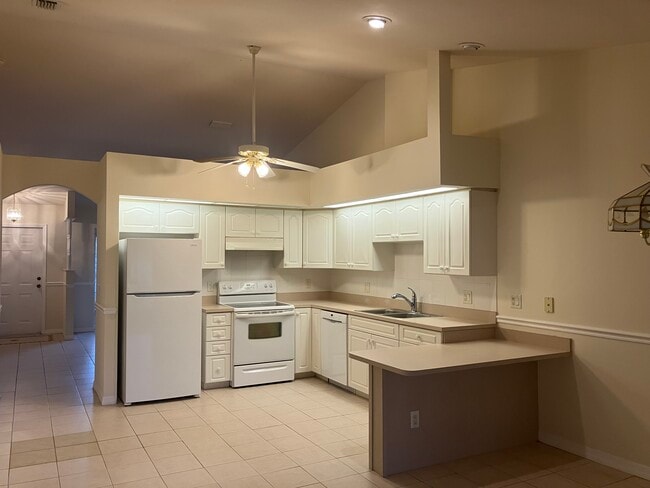 Kitchen with cathedral ceiling and lots of lighting - 3222 SW 7th Pl