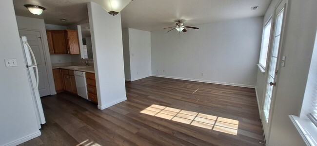 Building Photo - Beautifully Updated 3-bed, 2.5-bath Townho...