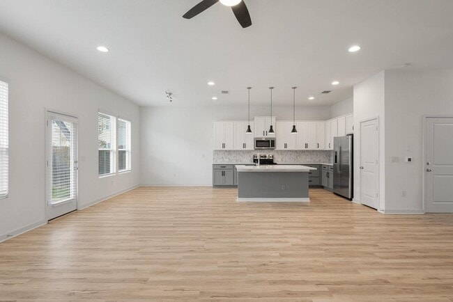 Building Photo - 15100 Forum Ave