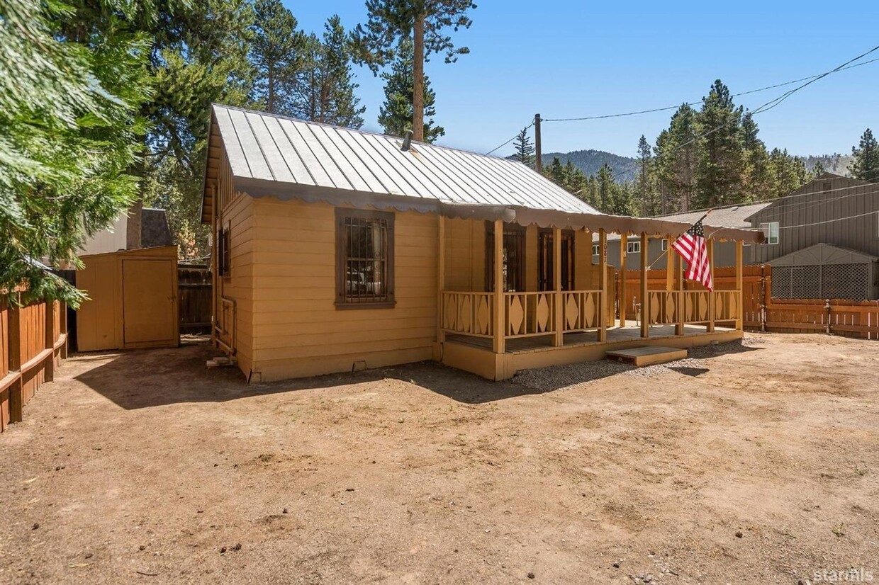 Foto principal - Cozy 2Bd Cabin! Available now for a 3-6 mo...