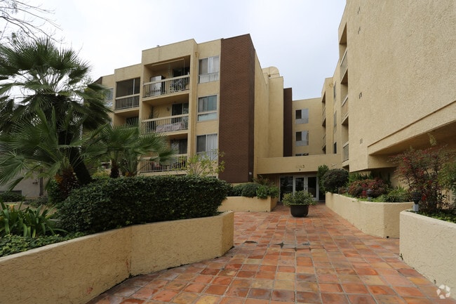 Building Photo - Bakman Towers