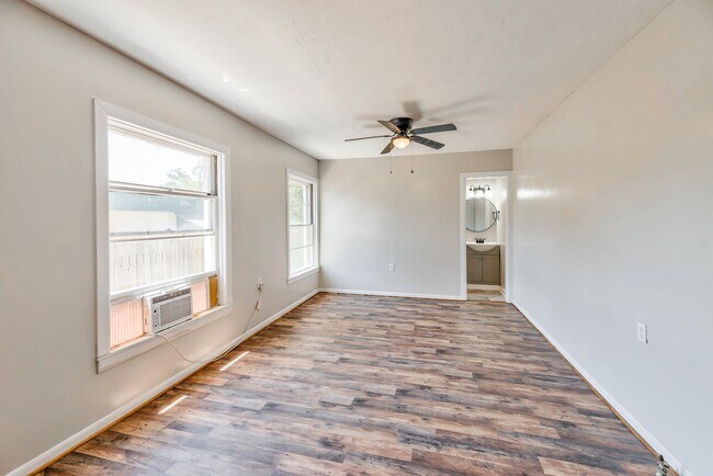 Foto del edificio - 104 N Pecan St