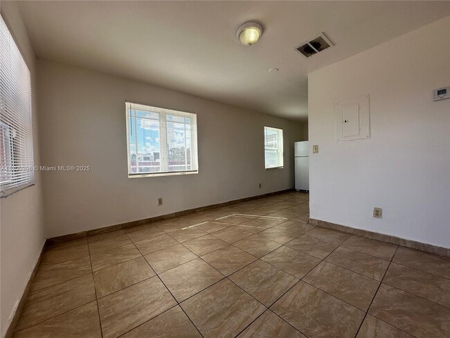 Building Photo - 623 NW 9th Ave