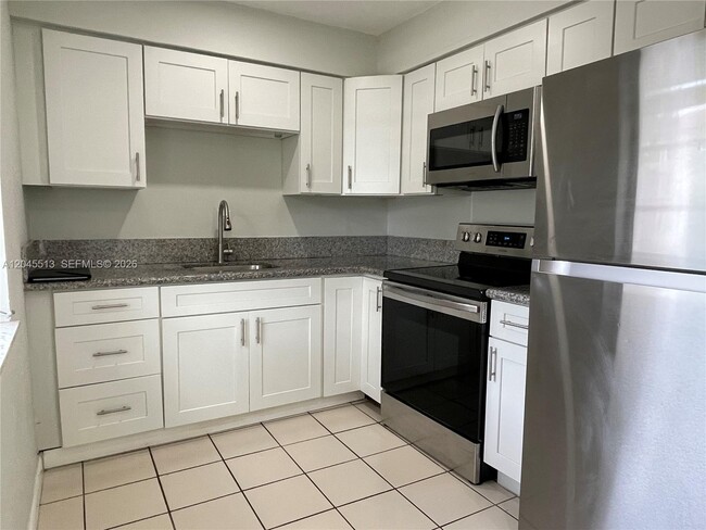 Building Photo - 325 SW 14th Ct