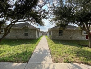 Building Photo - 2220 W Candlelight Ln
