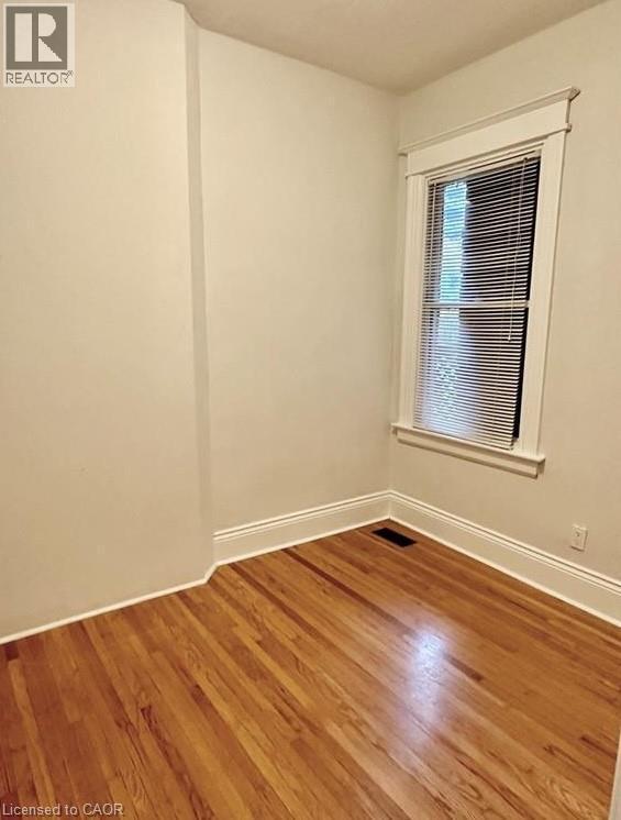 Photo du bâtiment - 220 Maplewood Ave