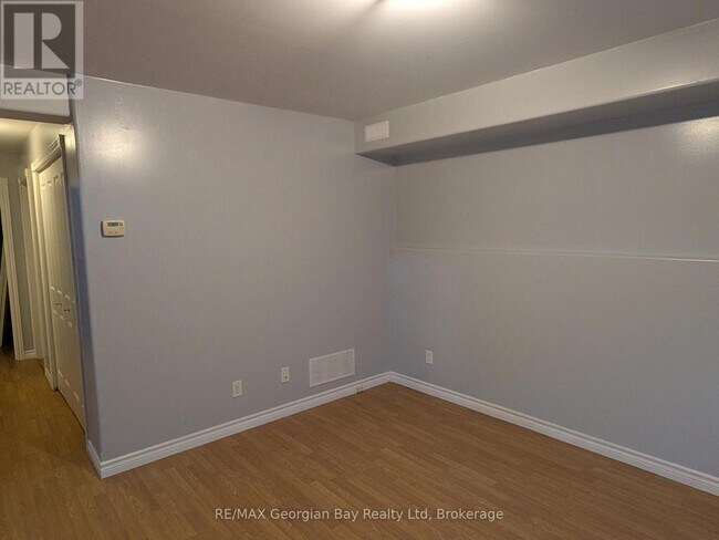 Photo du bâtiment - BASEMENT - 144 FOURTH STREET