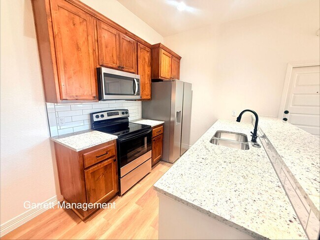 Foto del edificio - Newly Built Duplex For Rent!