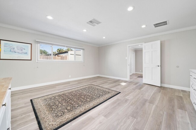 Foto del edificio - Coming Soon: Charming 1-Bedroom Back House in Newport Heights