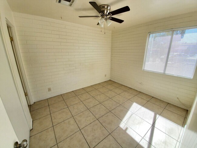 Foto del edificio - 1608-1610 W. Becker Lane