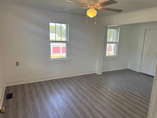Building Photo - 1 Bedroom 1 Bath Apartment in Greeneville, TN