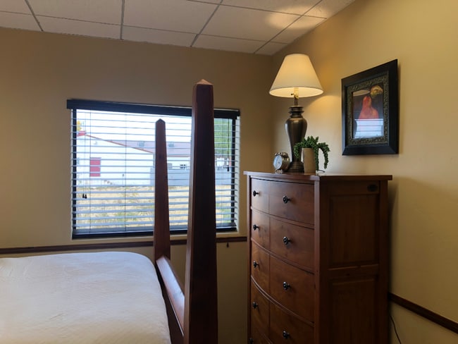 Building Photo - Large 2 bed / 1 bath Condo on North End of...
