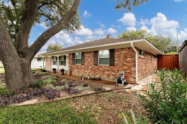 Building Photo - 1760 Mapleton Dr