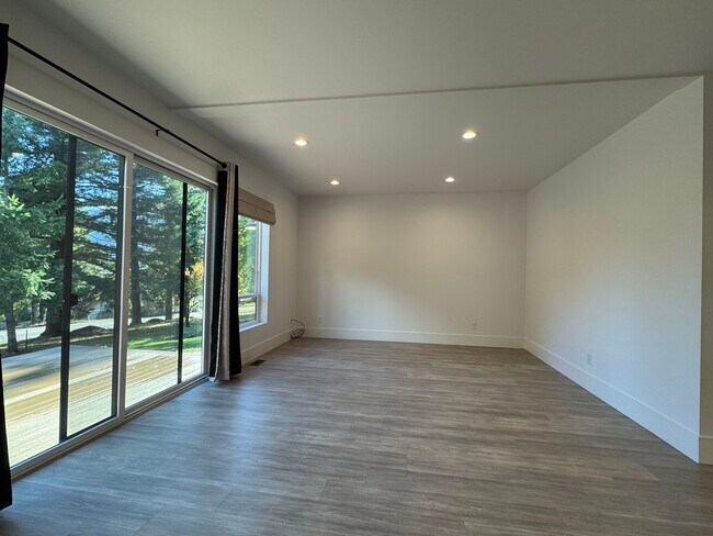 Foto del edificio - 361 Frank Johns Rd