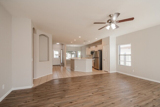 Building Photo - Inviting Single-Story Home in Surprise, AZ