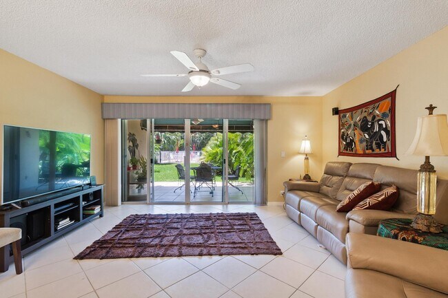 Foto del edificio - 386 Golfview Rd