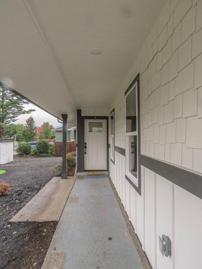 Foto del edificio - Newberg- 3 bedroom Duplex Available Soon - Schedule tour now !