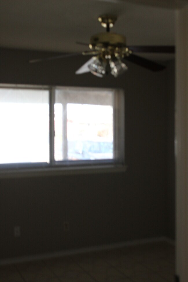 Foto del edificio - Ready to Move in... Do not miss this house...
