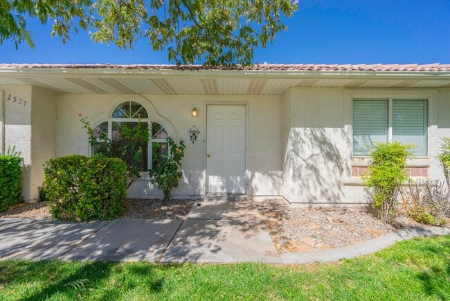 Building Photo - 3 Bedroom Townhome Near Red Cliffs Mall