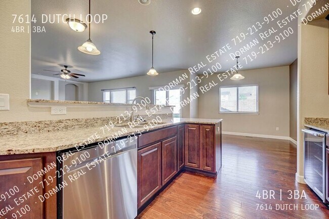 Building Photo - Large Single Family