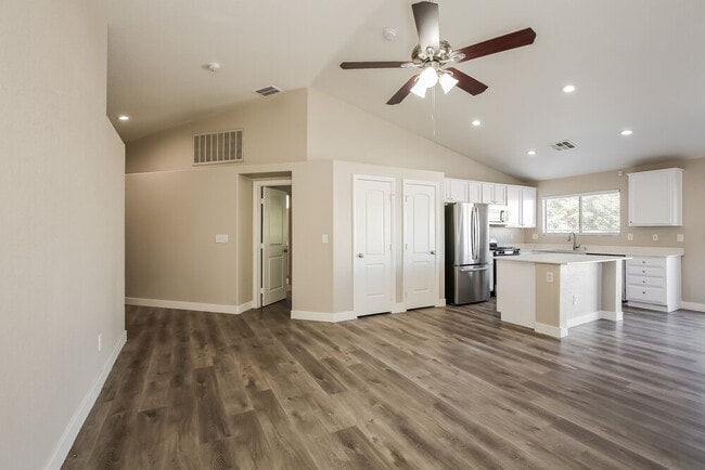 Building Photo - 524 W Claxton Ave