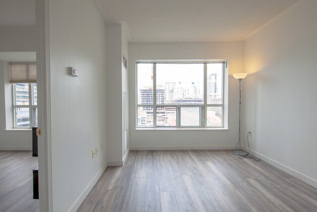 Photo du bâtiment - 889-889 Bay St.
