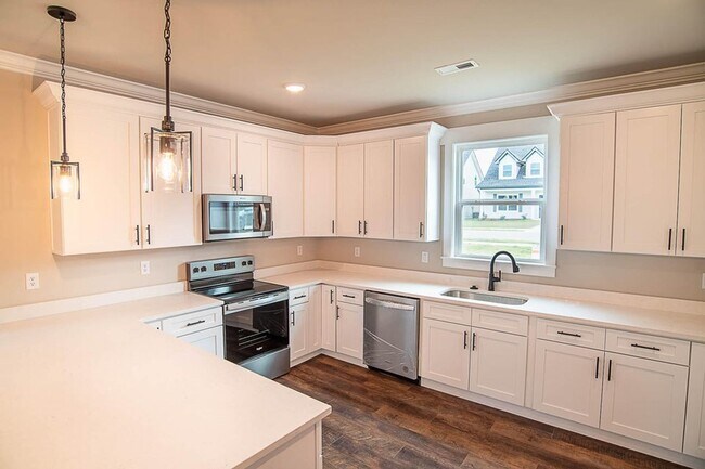 Foto del edificio - Beautiful 3 Bed, 2.5 Bath, 2 Car Garage - Community Pool & Walking Trail!