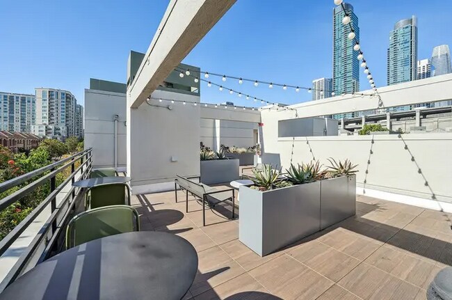 Foto del edificio - 3 Bayside Village Pl