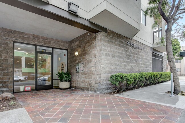 Building Photo - Jr. 1 BD w/Parking and Storage(Walking dis...