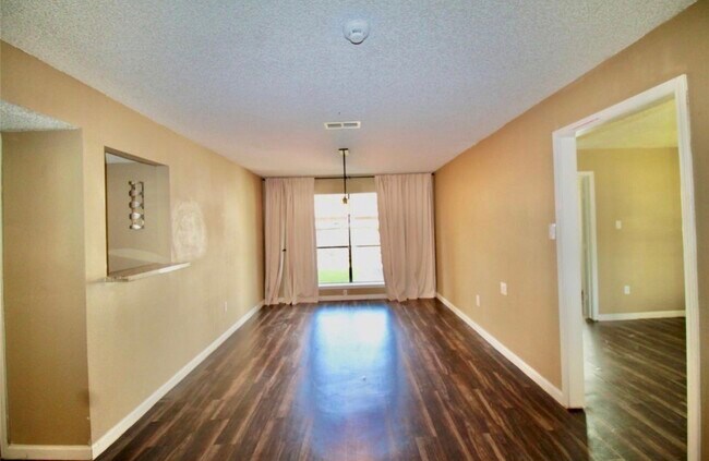 Foto del edificio - 4701 Spring Ln