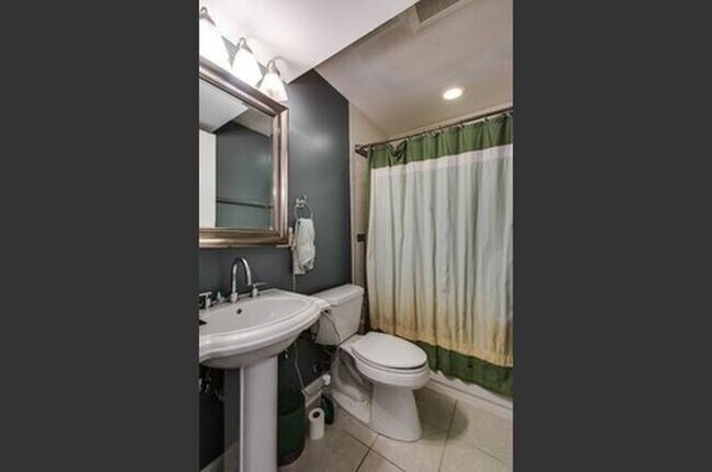 Foto del edificio - 2637 N Troy St
