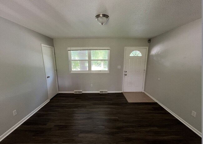Foto del edificio - Charming 3 Bedroom Home with Finished Base...