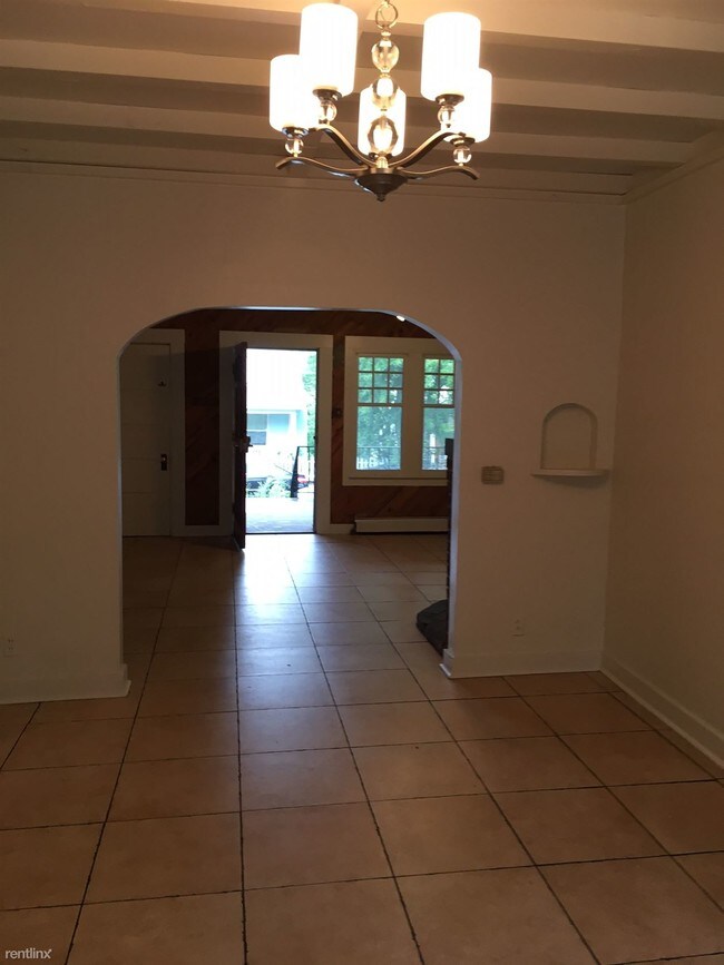 Building Photo - 918 Pleasant St