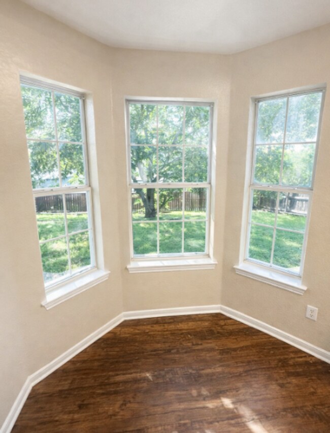 Foto del edificio - AVAILABLE MID MAY ; APPLY TODAY ON OUR WEBSITE!!!