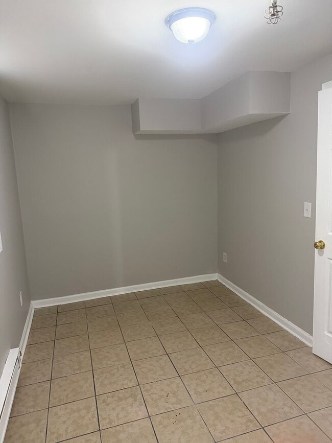 Building Photo - 326 1/2 Laurel Ave