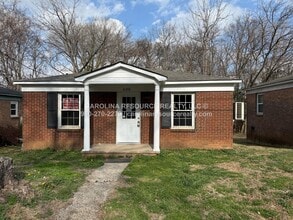 Building Photo - 638 Miller St