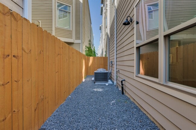 Building Photo - 1244 W 26th St