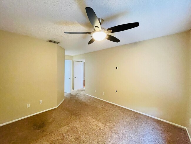 Foto del edificio - AVAILABLE NOW! Charming 2-bedroom, 2-bathr...