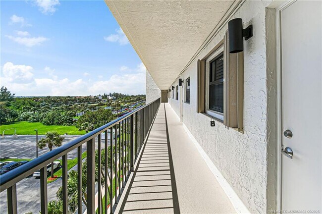 Building Photo - 10310 S Ocean Dr