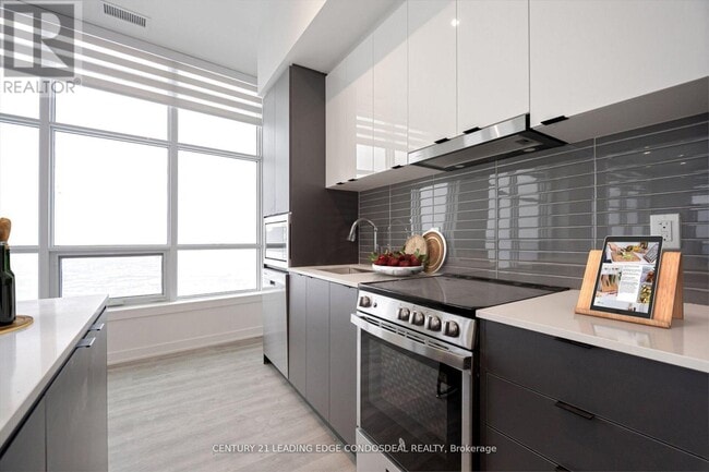 Photo du bâtiment - 30 Upper Mall Wy