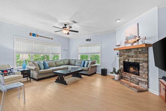 Foto del edificio - 204 Lake Breeze Ln