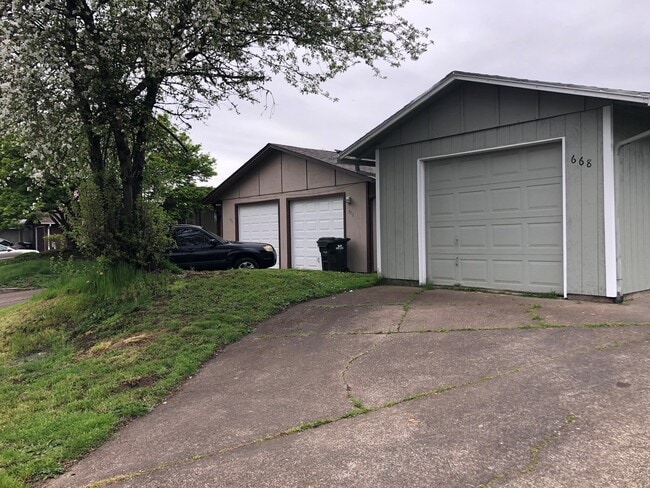 Building Photo - Updated 3 bedroom 1.5 bath duplex!