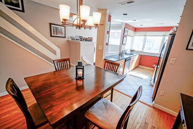 Foto del edificio - 3-bed, 2-bath GIANT townhouse + GARAGE, BA...