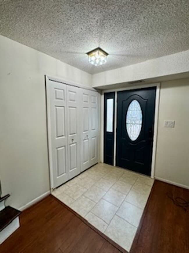 Building Photo - Beautiful 4 Bedroom Townhome