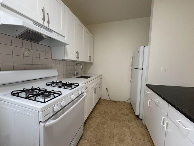Building Photo - 589 Palisade Ave